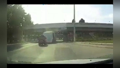 Изрображение 'Трейлер с прицепом не смог проехать под мостом в Ташкенте (видео)'