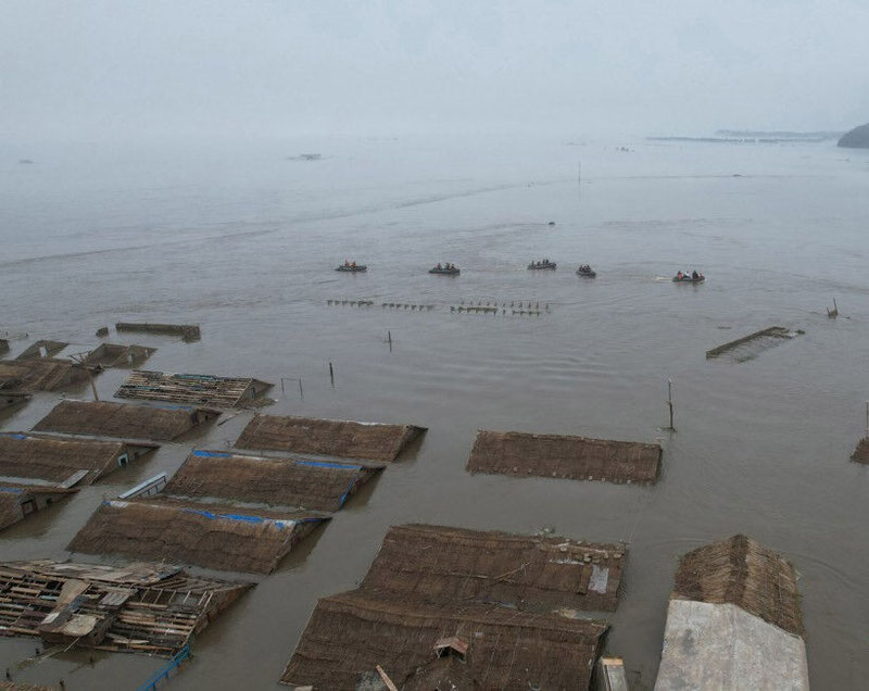 Image of 'In the flood in North Korea, more than 4,000 homes were left underwater.'