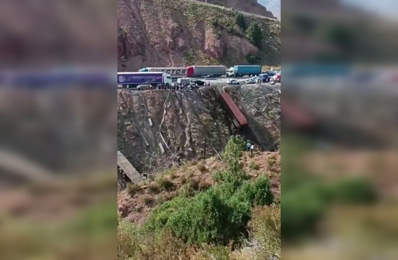 Image of 'A truck and a Matiz went off the road into a ravine on the Kamchik pass.'