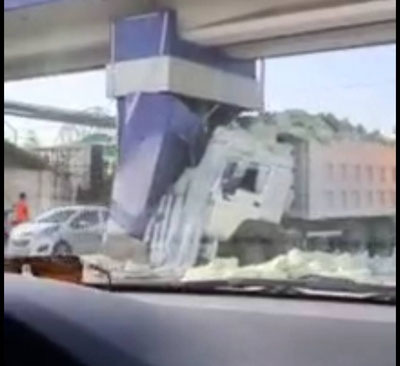 'Андижонда ҳайдовчи ухлаб қолиши оқибатида юк машинаси кўприкка келиб урилди'ning rasmi