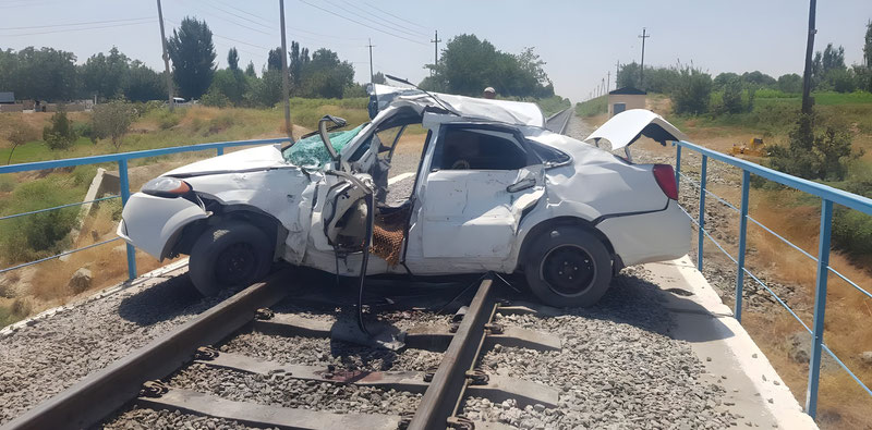 Image of 'In Surkhandarya, a train hit a Lacetti car ((video))'