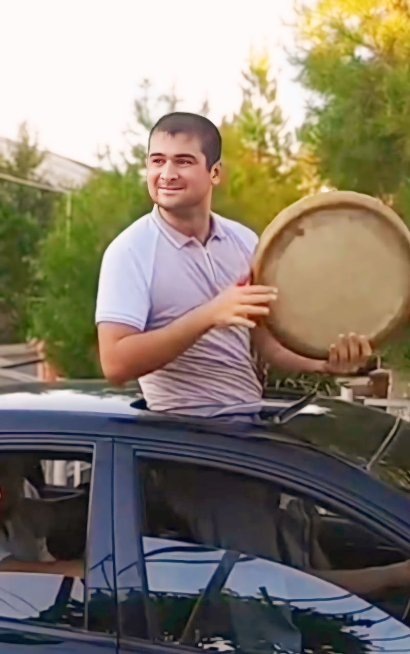 Image of 'In Bukhara, a citizen played the doira sticking out of the car (video)'