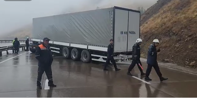 '"Қамчиқ" довонида юк машинаси ЙТҲга учради'ning rasmi