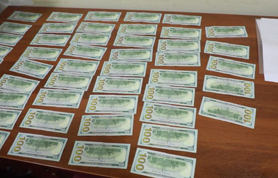 'Тошкент вилоятида номаълум шахс мансабдор хонасига 5 минг доллар ташлаб кетди'ning rasmi