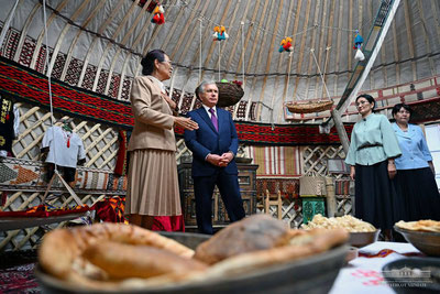 Image of 'Shavkat Mirziyoyev inspected the yurt exhibition.'