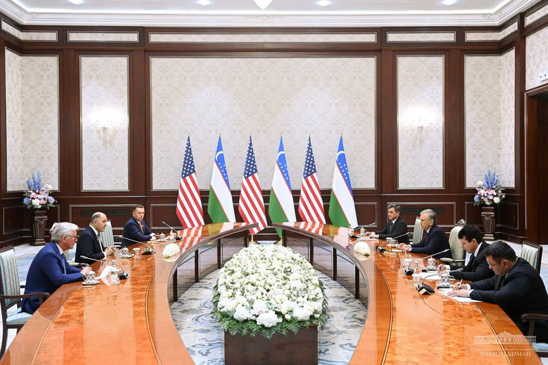 Image of 'Shavkat Mirziyoyev met with the president and chief executive officer of “Air Products” company.'