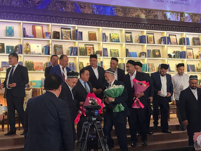 Изрображение 'На Международном конгрессе наградили известного каллиграфа Хабибуллу Солиха'