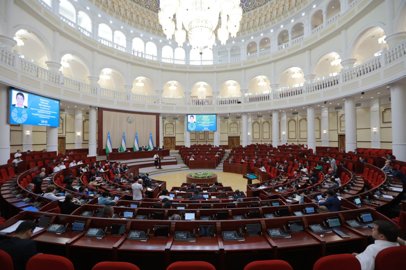 'Депутатлар "Ўзбекистонда хизмат кўрсатган тадбиркор” фахрий унвонини таъсис этиш лойиҳасини қабул қилди'ning rasmi