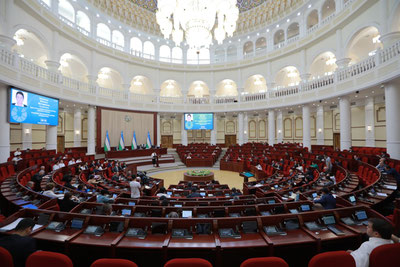 'Депутатлар "Ўзбекистонда хизмат кўрсатган тадбиркор” фахрий унвонини таъсис этиш лойиҳасини қабул қилди'ning rasmi