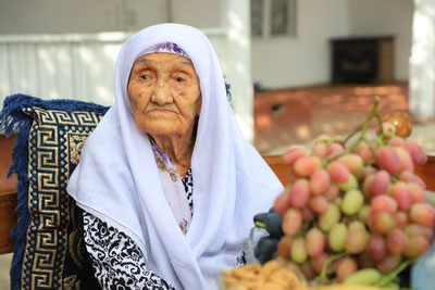 Изрображение 'В Фергане 109-летней жительнице вручили государственную награду'