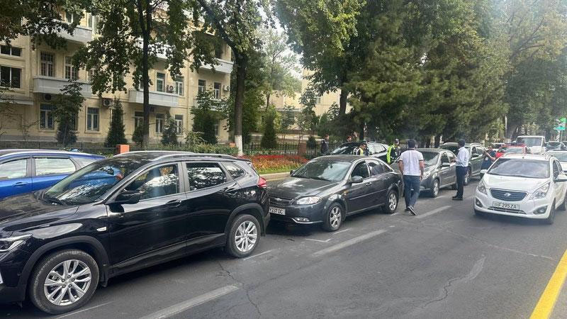 Изрображение 'В Ташкенте столкнулись 5 автомобилей'