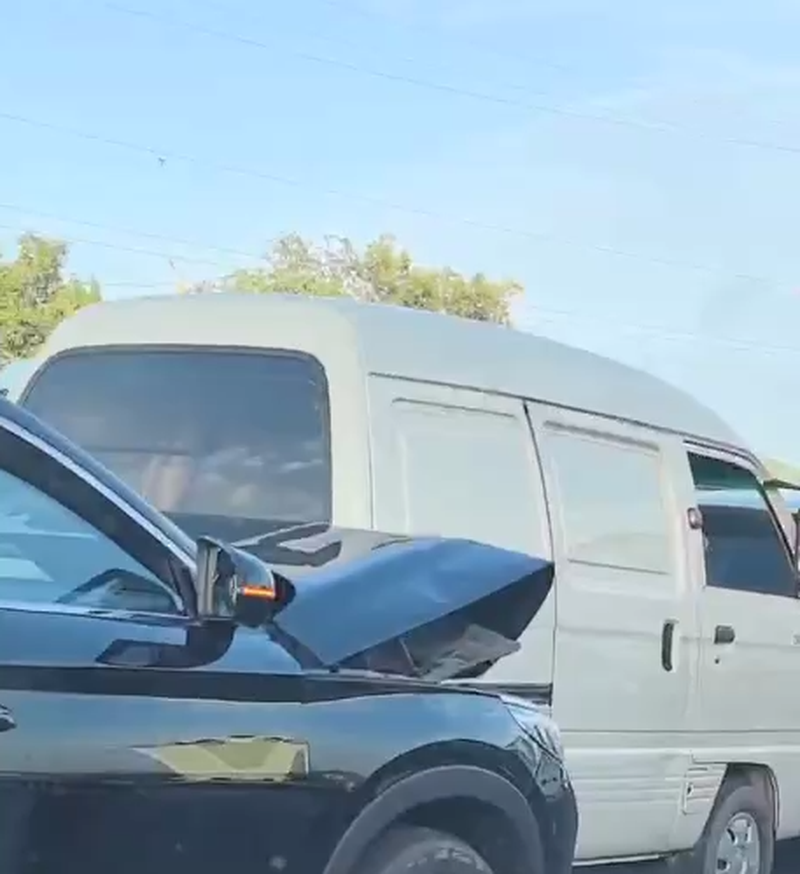 Изрображение '"Паровозик" из 6 автомобилей сложился у светофора в Сырдарьинской области (видео)'