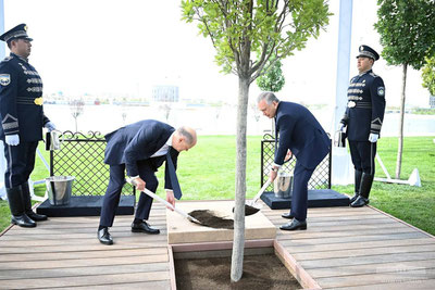 Image of 'The President of Uzbekistan and the Chancellor of Germany planted a tree.'