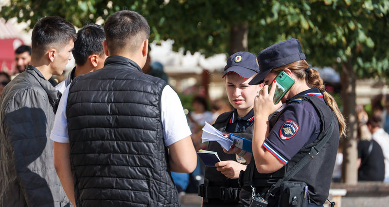 'Endi noqonuniy migrantlar Rossiya banklaridan foydalana olmaydi'ning rasmi