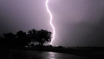 Image of 'In India, 8 people died as a result of being struck by lightning.'