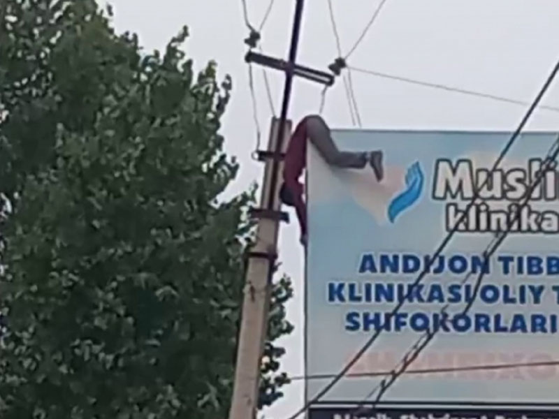 'Andijonda reklama bannerini o‘rnatayotgan erkakni tok urdi'ning rasmi