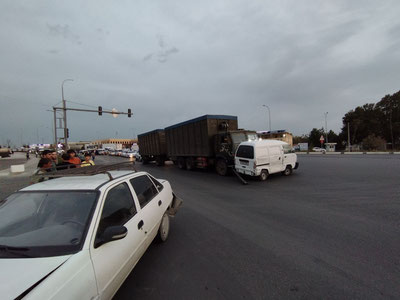 Image of 'In Samarkand, a truck ran over several cars.'