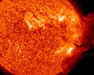 Изрображение 'К Земле после вспышки на Солнце летит огромное облако плазмы'