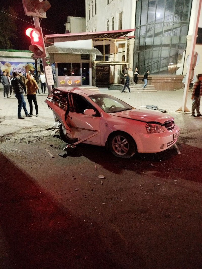 'Samarqandda Range Rover yuqori tezlikda Lacetti va Damas'ga urildi'ning rasmi