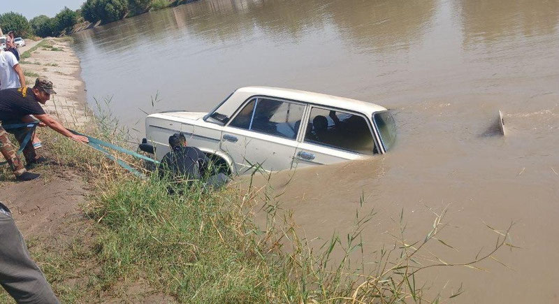 Изрображение 'В Сурхандарье вытащили из воды "Жигули"'