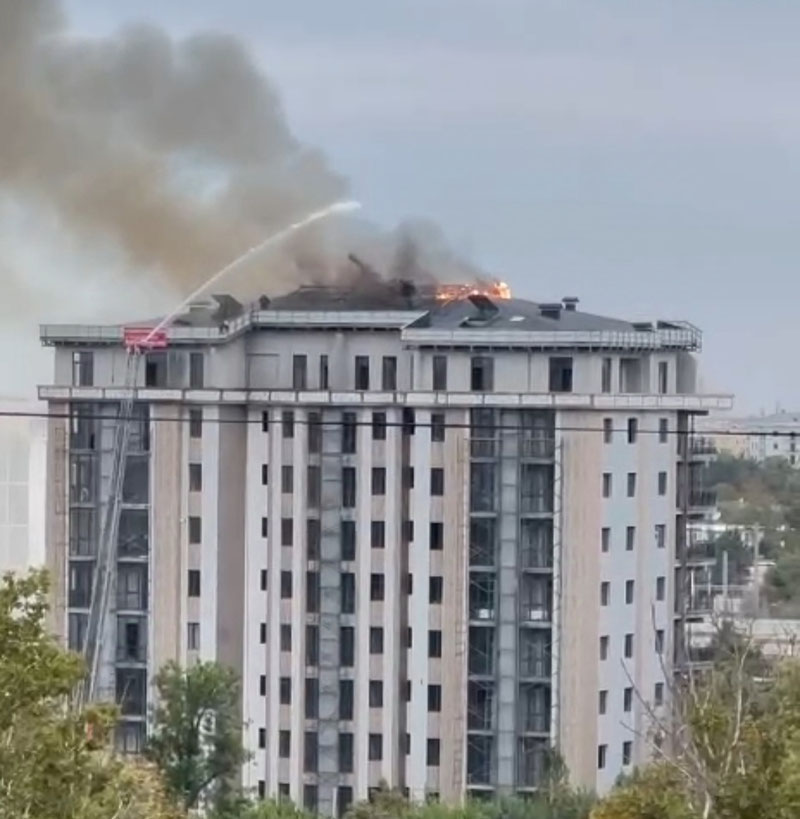 Изрображение 'В Ташкенте на крыше новостройки произошел пожар (видео)'