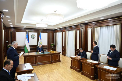 Image of 'Shavkat Mirziyoyev got acquainted with the presentation on the work done in the field of road transport and future priority tasks.'