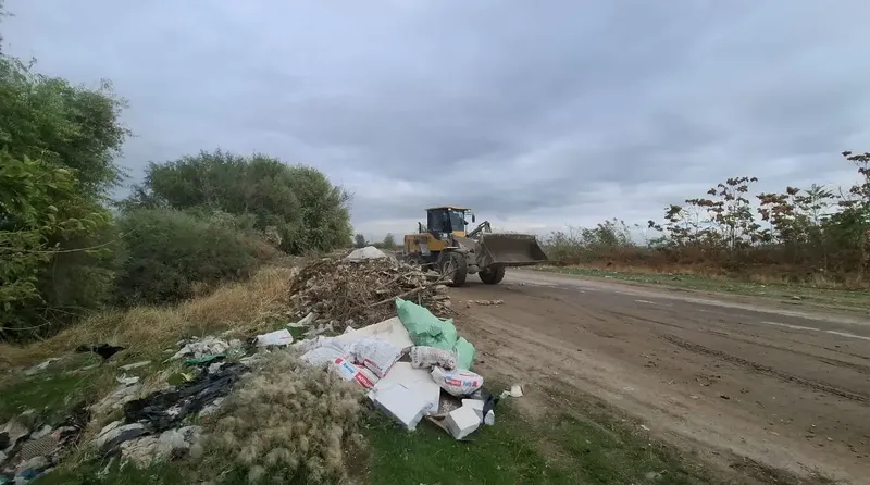 Изрображение 'Экологи заставили правонарушителя убрать выброшенный под Ташкентом мусор'