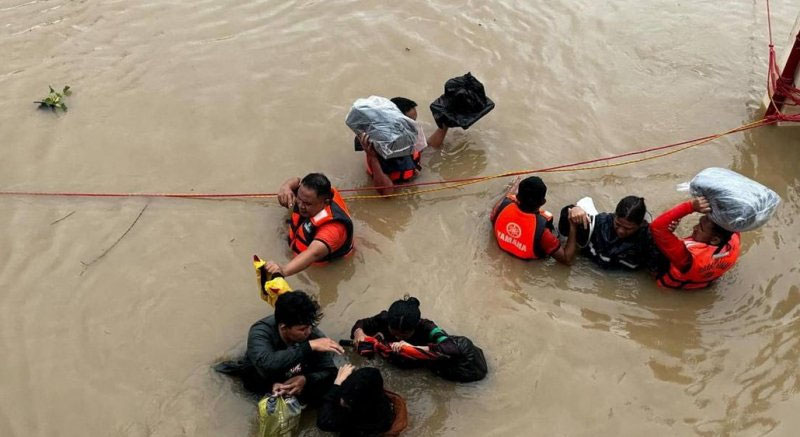 Image of 'Due to a powerful typhoon in the Philippines, more than 100 people have died.'