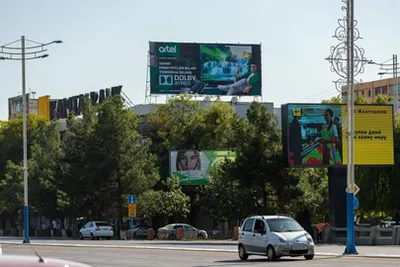 Image of 'Illegal advertising banners are being dismantled in the capital.'