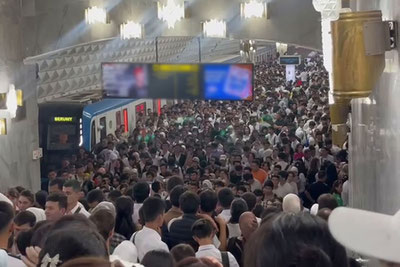 Image of 'The train suddenly stopped in the Tashkent metro.'