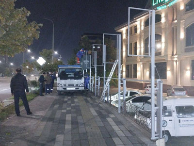 Изрображение 'В Ташкенте массово демонтируют рекламные баннеры и вывески (фото)'