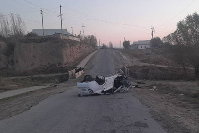 Изрображение 'В Пайарыке водитель врезался в бордюр и перевернулся'