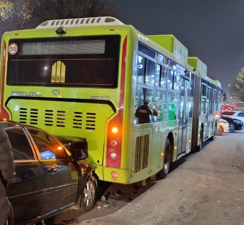 Изрображение 'В Ташкенте произошло ДТП с участием автобуса-гармошки (видео)'