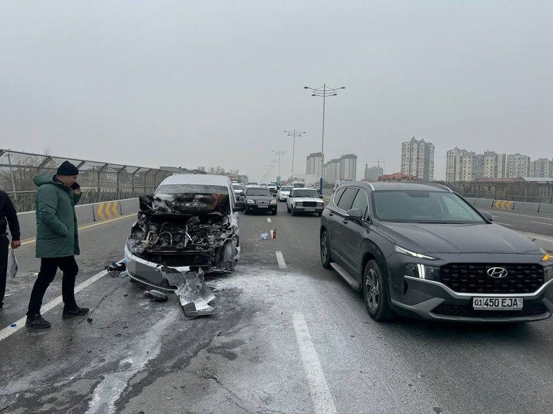 Изрображение 'В ДТП на Юнусабаде сгорел Volkswagen Caddy'