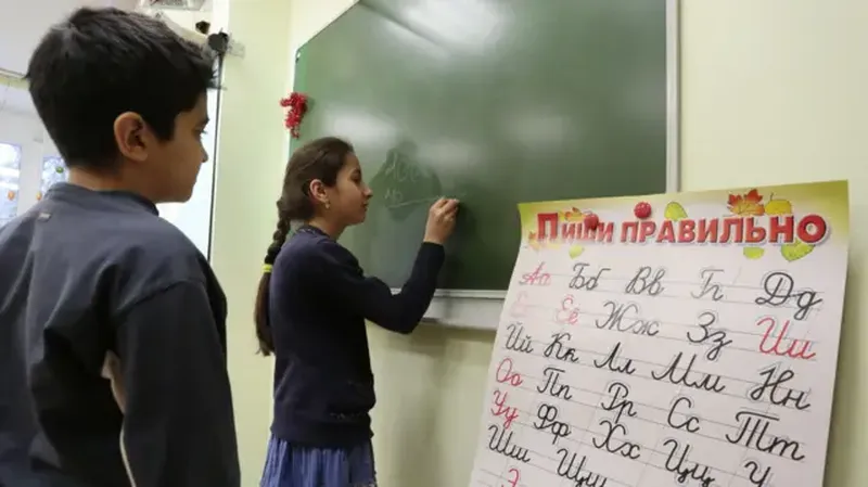 'Rus tilini bilmaydigan migrant bolalarni Rossiya maktablariga qabul qilish taqiqlanadi'ning rasmi