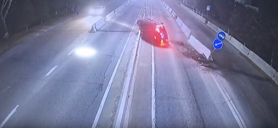 Изрображение 'В Джизакской области водитель уснул за рулем и врезался в бордюр (видео)'