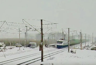 Image of 'In Tashkent, a train hit a "Damas" that was stuck on the railway.'