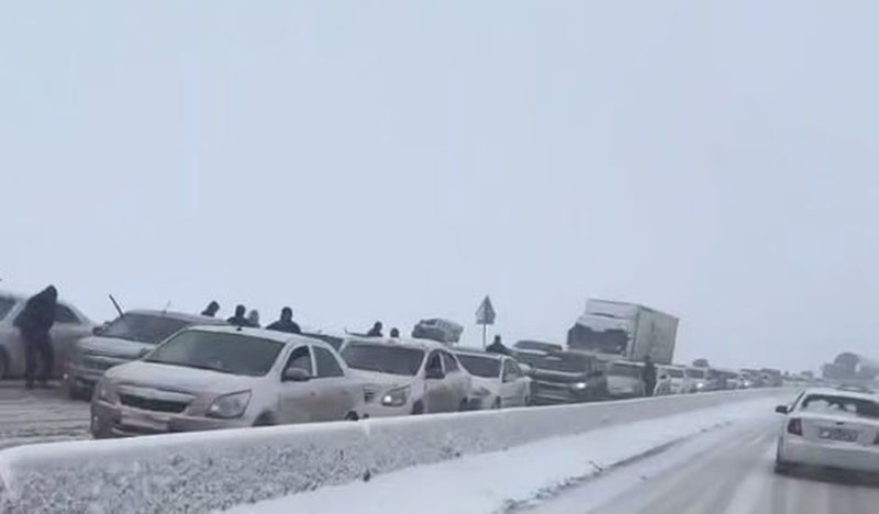 Изрображение 'Многокилометровую пробку на трассе в Джизакской области удалось устранить, - СБДД'