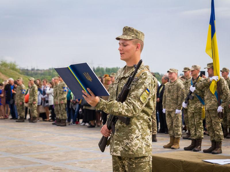 'Трамп Украинада ҳарбий хизматга чақирув ёшини 18 ёшгача пасайтиришга чақирмоқда'ning rasmi