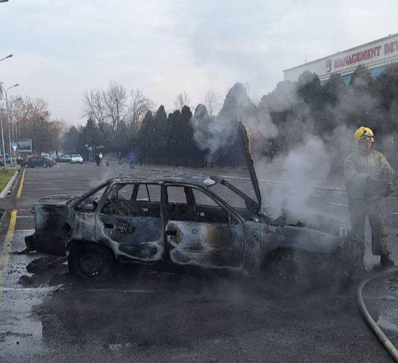 Изрображение 'В Ташкенте на двух парковках горели автомобили (видео)'