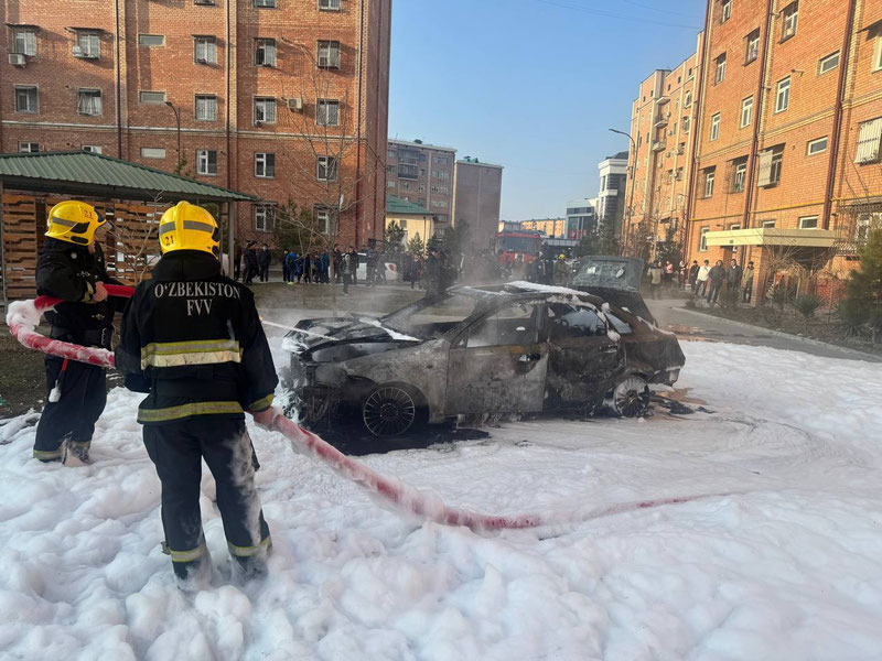 Изрображение 'Во дворе в Янгихаётском районе Ташкента полностью сгорел автомобиль (видео)'