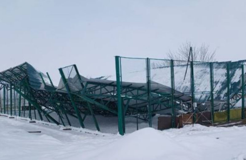 Изрображение 'В школе в Джизаке обрушилась крыша нового стадиона, построенного за 1,1 млрд сумов'