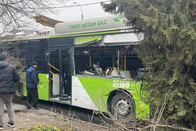 Image of 'In Tashkent, a passenger bus crashed into a tree due to a technical malfunction.'