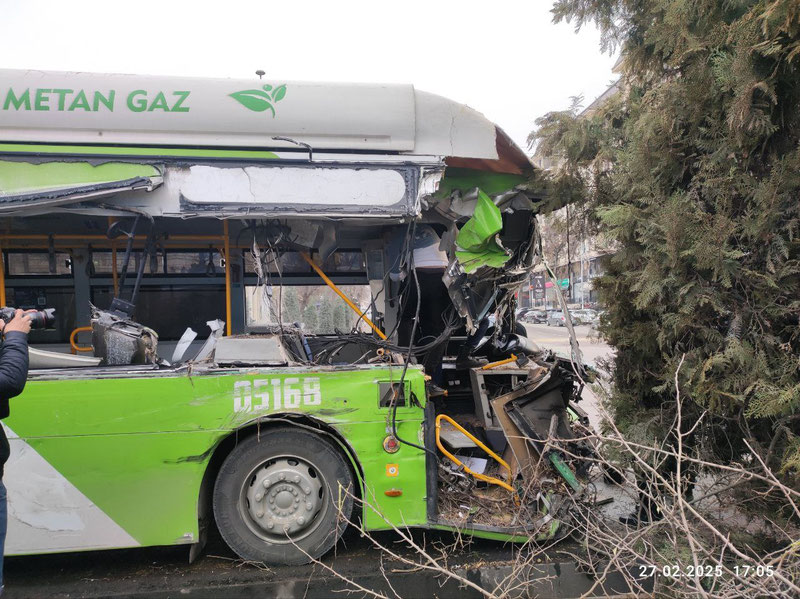 Изрображение 'В Ташкенте пассажирский автобус врезался в дерево (видео)'