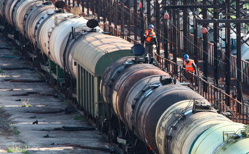 'Rossiya benzin eksportiga qo‘yilgan taqiqni yoz oxirigacha uzaytirdi'ning rasmi