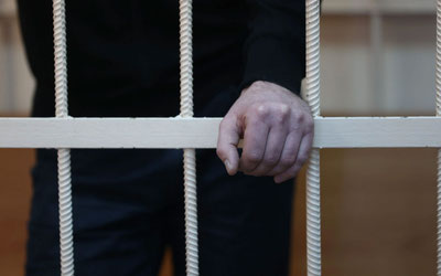 'Тошкентда 9 ёшли қизчага шилқимлик қилган ўқитувчига берилган 5 сутка қамоқ жазоси бекор қилинди'ning rasmi