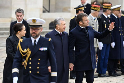 Image of 'An official welcome ceremony for the President of Uzbekistan was held in Paris.'