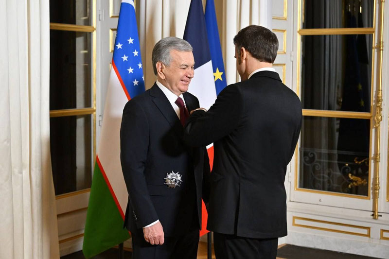 'Shavkat Mirziyoyev Fransiyaning oliy mukofoti - Faxriy legion ordeni bilan taqdirlandi'ning rasmi