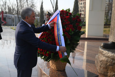 Изрображение 'Глава российской Госдумы Вячеслав Володин посетил Парк Победы в Ташкенте'