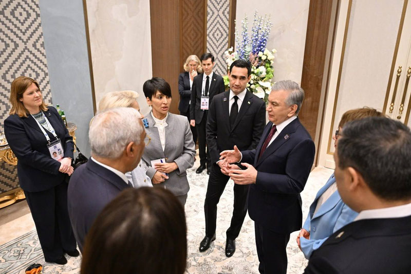 'Марказий Осиё давлатлари ва Европа Иттифоқи раҳбарлари Орол маданият саммитига оид кўргазма билан танишди'ning rasmi